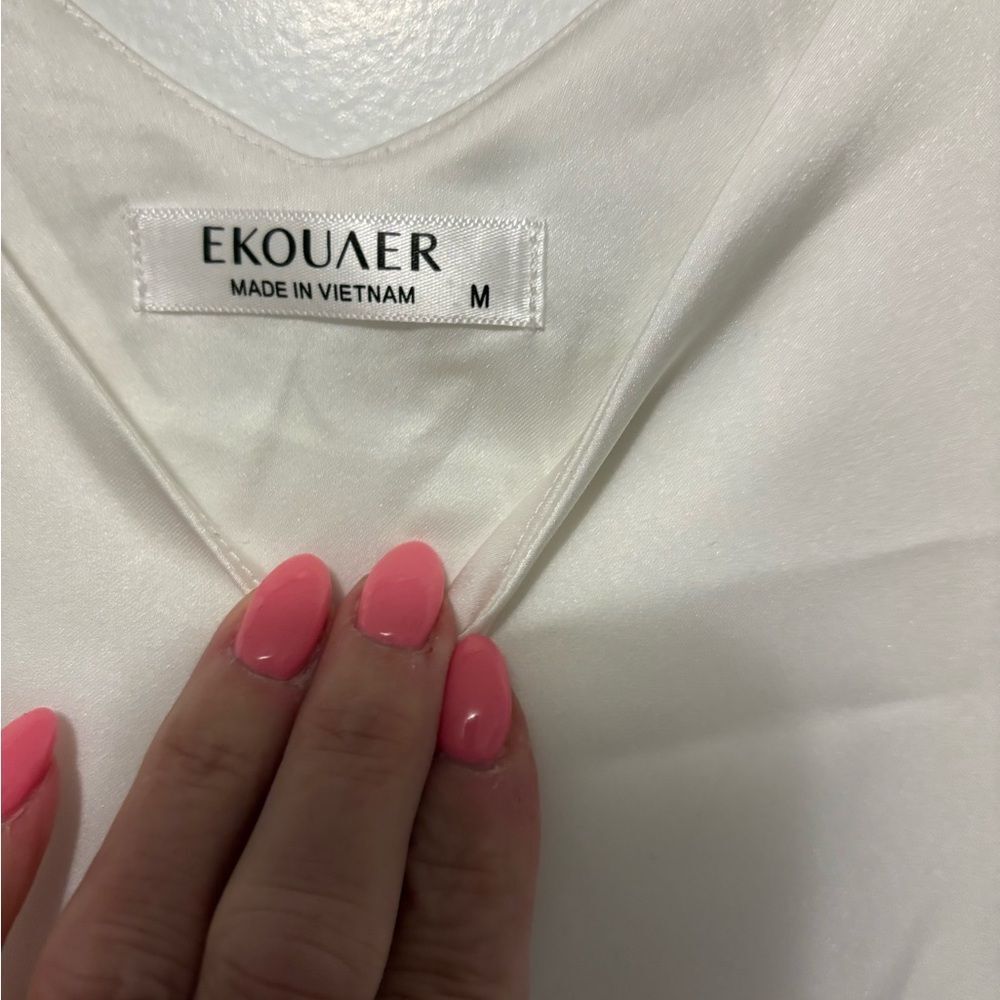 Elegant White Sleeveless Top - Picture 2 of 3